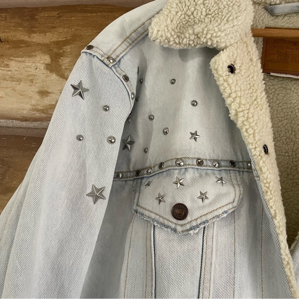 ❤️‍🔥Levi’s light wash Sherpa lined star studded denim trucker jacket size XL - Picture 5 of 16